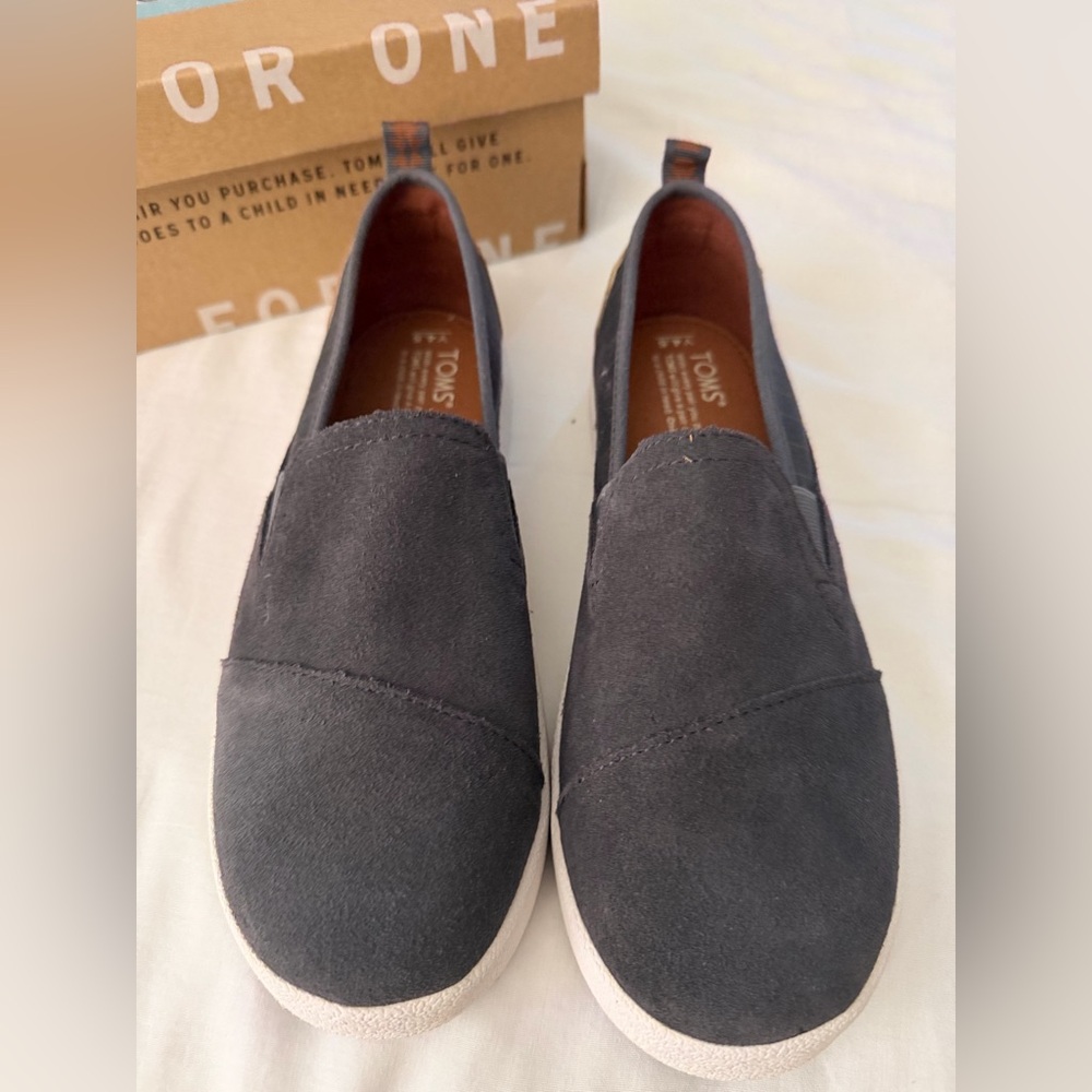 New TOMS  youth Avalon castle grey suede/plaid size 4.5